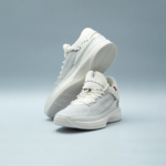 La première paire de chaussures de basketball proposée par la marque LAYUP. LA marque française de chaussures de basketball. Ce premier modèle disponible dans un coloris blanc est une paire de chaussures de performance dédié à la pratique du basketball.