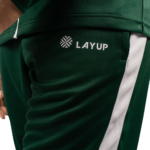 Pantalon de survêtement Layup en maille de couleur verte avec des bandes blanches sur le côté des jambes