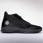 Nouvelle paire de chaussures Layup, la Layup REVO II dans le coloris noir : Deep Black. Ce produit est le nouveau modèle proposée par LAYUP, LA marque française de chaussures de basketball.