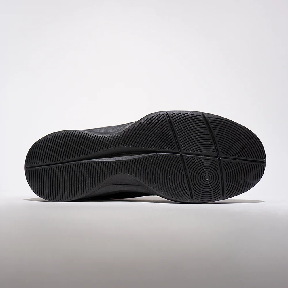 Nouvelle paire de chaussures Layup, la Layup REVO II dans le coloris noir : Deep Black. Ce produit est le nouveau modèle proposée par LAYUP, LA marque française de chaussures de basketball.