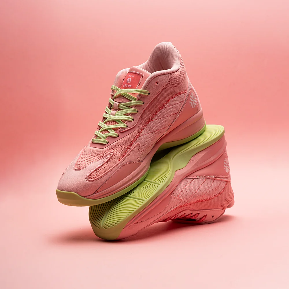 Nouvelle paire de chaussures Layup, la Layup REVO II dans le coloris rose : Sweet Candy. Ce produit est le nouveau modèle proposée par LAYUP, LA marque française de chaussures de basketball.